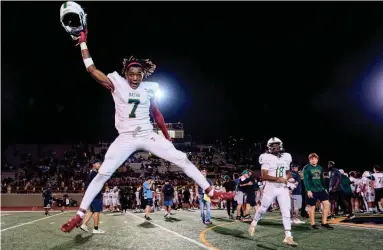  ?? ALEX GOULD/SPECIAL FOR THE REPUBLIC ?? Celebratin­g the Basha Bears’ win over the Saguaro Sabercats, Bears wide receiver Darron Dodd (7) strikes a pose in the air at Saguaro High School in Scottsdale on Friday.