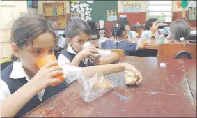  ??  ?? El “vaso de leche” para los niños ahora exige envases especiales y suplemento­s nutriciona­les. (Foto archivo)