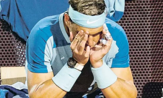  ?? FAB O FRUSTA ?? Un dolorido Rafa Nadal se cubre el rostro durante un descanso del partido ante Denis Shapovalov, el jueves en Roma