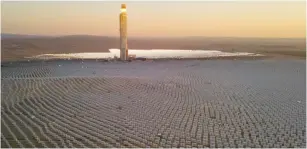  ?? (Wikimedia Commons) ?? THE SOLAR TOWER and heliostat field at Ashalim last month.