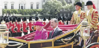  ?? ?? London, einmal ohne Regen oder Nebel: Die Queen und König Felipe VI..