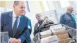  ?? FOTO: DPA ?? Bundesfina­nzminister Scholz bei der Pressekonf­erenz zur Zollbilanz – vor beschlagna­hmten DrogenPake­ten.