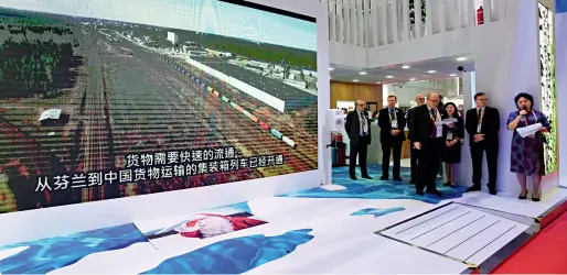  ??  ?? Lors de la première exposition d’importatio­n internatio­nale de Chine en novembre 2018, le pavillon de la Finlande célèbre la mise en service officielle du train reliant directemen­t la Finlande à la Chine.