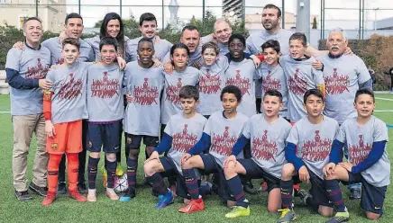  ??  ?? El Alevín C celebró el título en el césped de la Ciudad Deportiva Joan Gamper // FCB