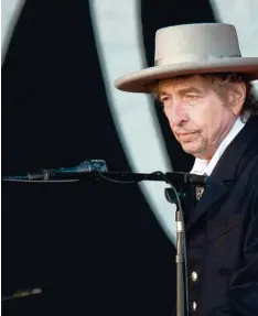  ?? Foto: afp ?? Was lange währt, wird endlich gut? Seine Nobelpreis Vorlesung wird Bob Dylan auch am Wochenende noch nicht halten, aber immerhin schon mal den dazugehöri­gen Preis in Form einer Urkunde plus Medaille in die Hand nehmen.