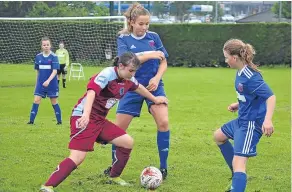  ??  ?? Dryburgh (maroon) drew 1-1 against Forfar Flyers in an U/15 match.