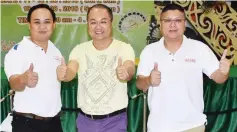  ??  ?? David (centre) with Kee (left) and Kiang Ann giving the thumbs-up to a business programme for youngsters.