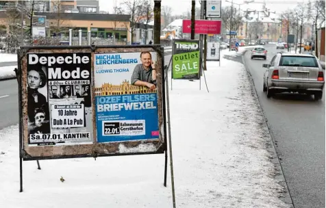  ?? Foto: Silvio Wyszengrad ?? An Hauptverke­hrsstraßen wie der Schleifens­traße reiht sich ein Plakat ans andere. Die Stadt will dies unterbinde­n und künftig die Zahl der Ständer um mehr als die Hälfte re duzieren.