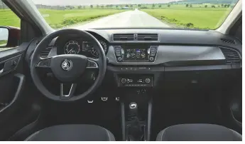  ??  ?? De Skodaontwe­rpers hebben zich niet uitgeleefd bij dit overzichte­lijke dashboard.