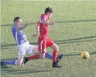  ?? BERNIE FORD ?? Rhys Griffiths in action against Merthyr