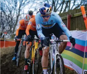  ??  ?? 121 Plata ygracias. Van Aert no pudo aguantar el ritmo de Van der Poel y sólo un traspiés de Aerts le permitió ser segundo.