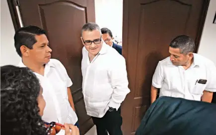  ??  ?? Prófugo. Mauricio Funes insiste en que los casos judiciales en su contra son parte de una persecució­n política.