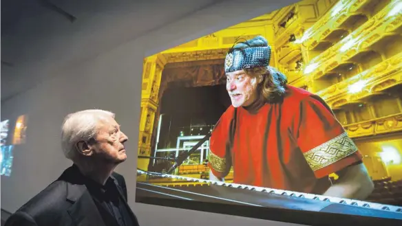  ?? FOTO: ROLAND RASEMANN ?? „Der Opernsänge­r im Stummfilm“heißt Alexander Kluges Film (2019) mit Helge Schneider, dem er hier in der Kunsthalle­Weishaupt selber zuschaut.