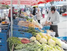  ?? FOTO: CHRISTINE HOFER-RUNST ?? Mit Disziplin und Abstand versorgen sich die Marktbesuc­her mit frischem Obst und Gemüse.