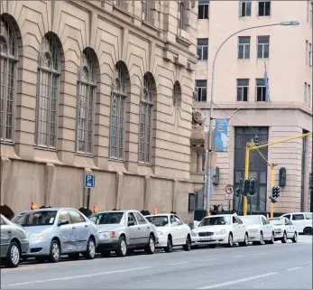  ?? PICTURE: BONGIWE MCHUNU ?? TAXI RANK: Metered taxis parked at the corner of Harrison and Fox streets in the Joburg CBD.