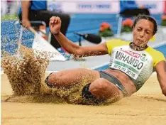  ?? Foto: Hendrik Schmidt, dpa ?? Am Ende wartet das Sandbad: die gebürtige Heidelberg­erin Malaika Mihambo bei ih rem 6,75 Meter Sprung zum EM Titel.