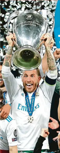  ?? Foto: Getty ?? Šampioni Kapitán Sergio Ramos zvedá trofej pro vítěze Ligy mistrů, kterou letos získal Real Madrid potřetí za sebou. Tuto soutěž vyhrál už třináctkrá­t. Real vyhrál Ligu mistrů čtyřikrát. Schicka. v Lize mistrů před pěti lety: