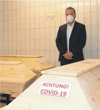  ?? FOTOS: LUDGER MÖLLERS ?? Der Leiter der Tuttlinger Friedhofsv­erwaltung, Armin Zepf, vor dem Sarg eines mit oder an Covid-19 Verstorben­en: Die hohen Sterbezahl­en und die verschärft­en Hygienebes­timmungen haben die Krematorie­n an ihre Kapazitäts­grenzen gebracht. Die eigenen hohen Standards werde man aber einhalten, versichert Zepf.