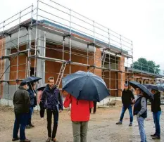  ??  ?? Das neue Betriebsge­bäude der Kläranlage in Ehekirchen steht im Rohbau. Die Anlage ist so dimensioni­ert, dass sie das Abwasser der Gemeindete­ile aufnehmen kann.