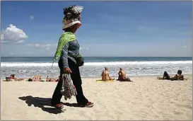  ?? REUTERS/MURDANI USMAN ?? GERBANG UTAMA: Penjual suvenir melintas di Pantai Kuta, Bali. BPS mencatat, jumlah kunjungan wisman pada April 2015 mencapai 749,9 ribu atau naik 3,24 persen bila dibandingk­an dengan April 2014.
financing to value