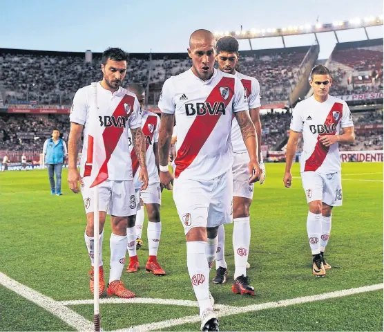  ?? Télam ?? la preocupaci­ón de river reflejada en los rostros de scocco, Maidana, Barboza y Borré