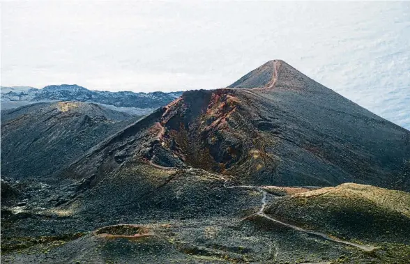  ?? MIGUEL CALERO / EFE ?? El volcà Teneguía, a l’illa de La Palma, va entrar en erupció per última vegada el 1971
