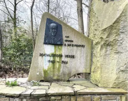  ?? © ?? Het vergeten monument voor het socialisti­sch verzet in een zandweg naast de Langestraa­t.