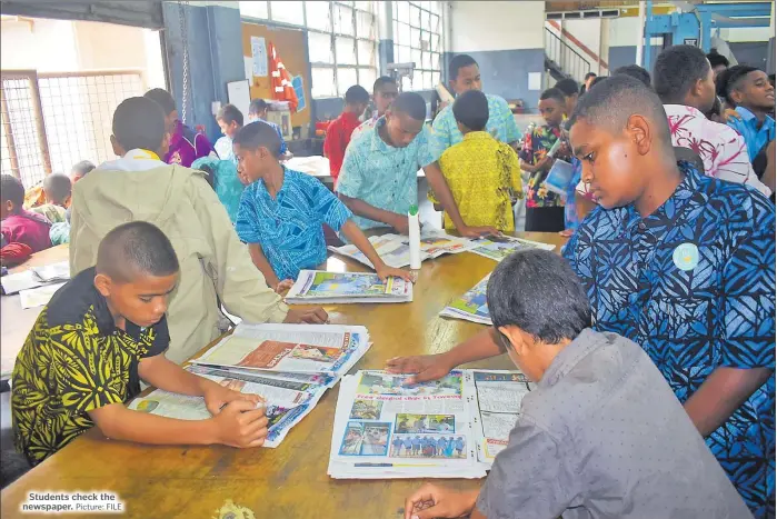  ?? Picture: FILE ?? Students check the newspaper.