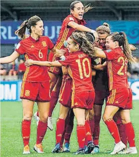  ?? FOTO: SEFUTBOL ?? Las jugadoras de la Rojita, celebrando un gol. Lograron un muy merecido triunfo