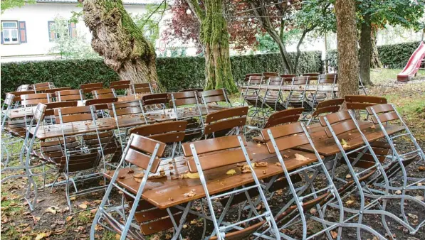  ?? Foto: Chiara Ferner ?? Im Biergarten des Landhauses Sigl im Friedberge­r Stadtteil Rederzhaus­en wurden jetzt erst einmal die Stühle zusammenge­stellt. Im Sommer waren manchmal alle besetzt.