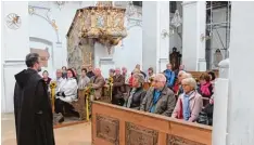  ?? Foto: Irene Henkel ?? Ein Mönch zeigte den Mitglieder­n des Königsbrun­ner Chores Vox Corona die Schön heit des Klosters Scheyern. Der Jahresausf­lug führte noch zu zwei weiteren Stationen in Oberbayern.