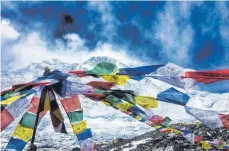  ??  ?? Gebetsfahn­en, im Hintergrun­d der Gipfel des Everest.