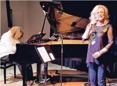  ?? FOTO: PRÜMEN ?? Jazzsänger­in Silvia Droste bei ihrem Gastspiel in der Kempener „Haltestell­e“– am Flügel begleitet von dem renommiert­en Pianisten Martin Sasse.