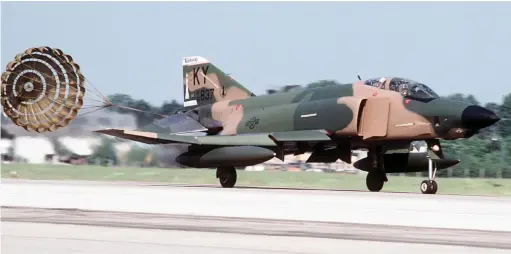  ??  ?? Un RF-4C atterrit en Allemagne en mai 1983. Opérationn­el entre 1965 et 1995, le RF-4C était destiné aux missions de reconnaiss­ance photograph­ique, d’abord en complément puis en remplaceme­nt des RF-101, 499 appareils ayant été reçus. Leurs missions ont depuis lors été reprises par les drones. (© US Air Force)