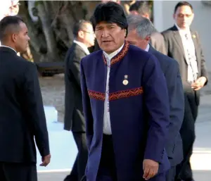  ??  ?? Photo ci-contre :
En novembre 2019, alors que le président bolivien
Evo Morales (photo) décidait de démissionn­er pour apaiser la situation dans son pays, son homologue mexicain l’a félicité « pour son attitude responsabl­e ». En parallèle, le ministre mexicain des Affaires étrangères annonçait que « le Mexique, conforméme­nt à sa tradition d’asile et de noninterve­ntion », lui offrait l’asile. (© Shuttersto­ck/Golden Brown)