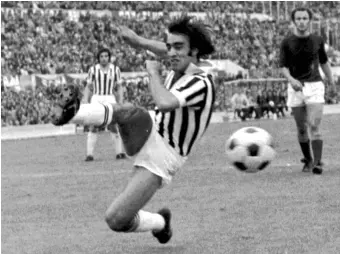  ?? GIULIANI/CORSPORT ?? Un’acrobazia di Pietro Anastasi in un Roma-Juventus del 1974 allo Stadio Olimpico