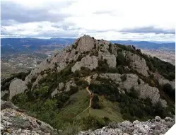  ??  ?? Montejurra, el monte sagrado de la Tradición, recibe todos los años a decenas de simpatizan­tes del movimiento carlista en un encuentro que tiene lugar hacia el mes de mayo.