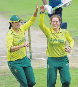  ?? /Lee Warren/Gallo Images ?? High fives: Nadine de Klerk, right, celebrates taking the wicket of Nilakshi de Silva of Sri Lanka with teammate Tazmin Brits on Wednesday. The SA women beat the visitors by 39 runs to wrap up the T20 series 3-0.