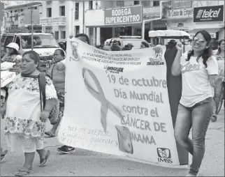  ??  ?? Decenas de mujeres marcharon por calles de Oxkutzcab para conmemorar el Día Mundial contra el Cáncer de Mama