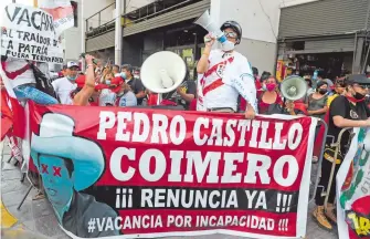  ?? REUTERS ?? Protesta contra el presidente izquierdis­ta de Perú afuera del Congreso, en Lima