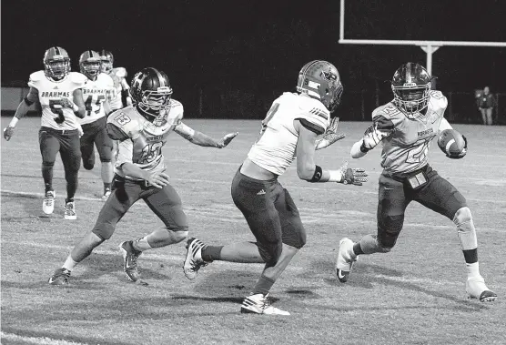  ?? Staff photo by Joshua Boucher ?? n Hooks’ Montreal Estell runs against Paul Pewitt defenders on Oct. 21, 2016, in Hooks, Texas.