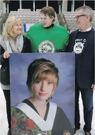  ?? LEAH HENNEL ?? Tanner Fitzpatric­k, 18, poses with Susan and Bruce McKenzie at the fifth annual Marit Cup, a fundraisin­g hockey game in support of organ donation named for the couple’s daughter, Marit McKenzie, who died in 2013 at age 18. Fitzpatric­k played in the game just four years after receiving a transplant of McKenzie’s heart.