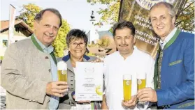  ??  ?? Generaldir­ektor Markus Liebl von der Brau Union, die Wirtsleute Elisabeth und Manfred Moser sowie Verkaufsdi­rektor Günter Hinterholz­er.