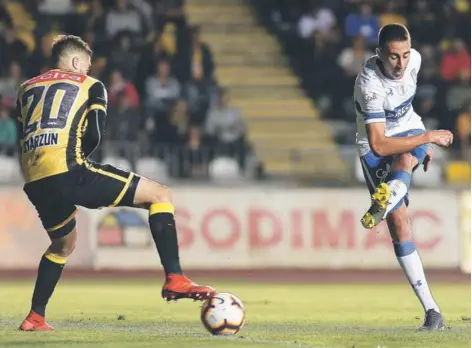  ??  ?? El goleador del partido, Diego Valencia, remata para el 0-2 parcial ante la marca del coquimbano Diego Oyarzún.