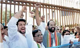  ?? — DC ?? Telangana PCC president Uttam Kumar Reddy, senior party leader Ponnala Lakshmaiah and other participat­e in a dharna at RBI regional headquarte­rs in Hyderabad on Friday.