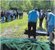  ?? FOTO: DPA ?? Schüler des Johannes-sturmius-gymnasiums in Schleiden lassen auf dem Friedhof den Sarg mit den Gebeinen des Schulskele­tts ins Grab.