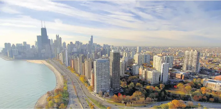  ??  ?? ●●The Chicago skyline with Lake Michigan to the left