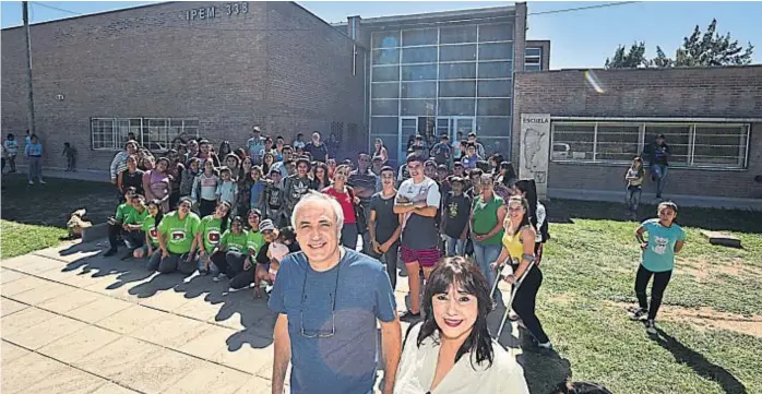  ?? (PEDRO CASTILLO) ?? Rosa Merlo, José Falco y la comunidad del Ipem 338. La directora y el vicedirect­or, en el frente de la escuela. Atrás, parte de sus alumnos y algunos de los padres.