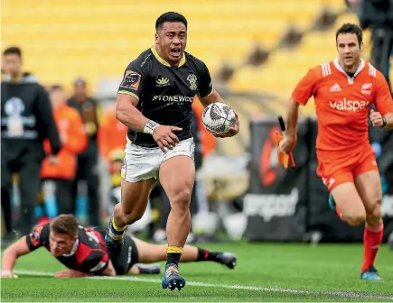  ?? PHOTO: GETTY IMAGES ?? Hooker Asafo Aumua leaves Canterbury fullback George Bridge in his wake in a stunning first-half try for Wellington.