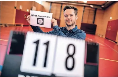  ?? RP-FOTO: RALPH MATZERATH  ?? Bastian Köchling ist auf der Suche nach einem Foto für den Namensgebe­r der Alfred-Kranz-Halle in Langenfeld.